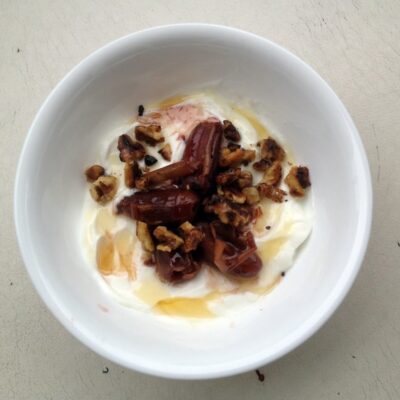 Dates with yoghurt and walnuts